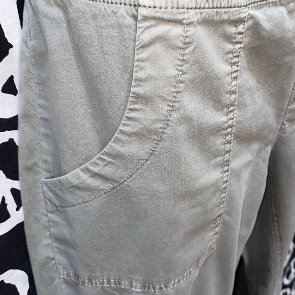 WEARABLES LIGHT OLIVE ANKLE/CROP CARGO PANTS ZIPPED POCKETS SZ 31 W - Picture 3 of 13